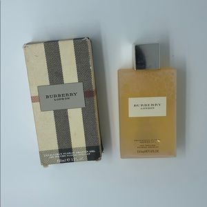 Burberry delicately floral shower gel